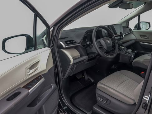 Used 2024 Toyota Sienna LE image 21