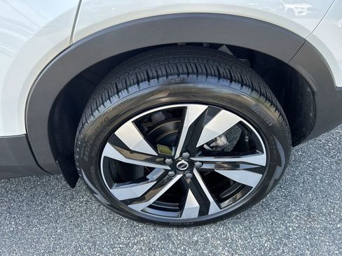 Certified 2023 Volvo XC40 B5 Plus w/ Protection Package Premier AWD/4WD image 11