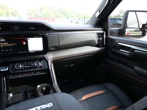 Used 2024 GMC Sierra 2500 AT4 w/ AT4 Premium Plus Package AWD/4WD image 29