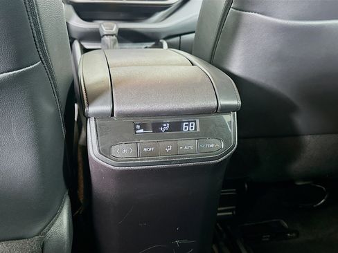 Used 2025 Toyota Highlander XLE FWD image 27