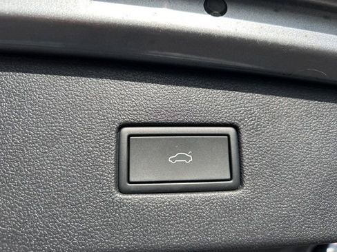 Certified 2024 Volkswagen Tiguan SE image 32