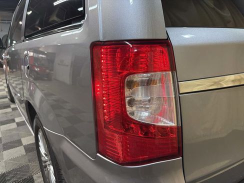 Used 2014 Chrysler Town & Country Touring-L FWD image 9