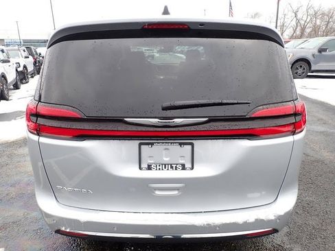 Used 2023 Chrysler Pacifica Touring-L image 7