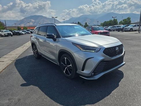 Used 2022 Toyota Highlander XSE image 3