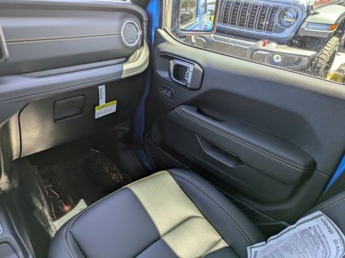 New 2025 Jeep Gladiator Sport image 15