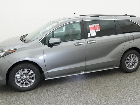 New 2026 Toyota Sienna XLE FWD image 5