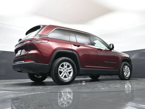 Used 2024 Jeep Grand Cherokee Laredo AWD/4WD image 38