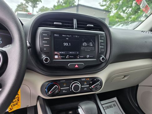 Used 2023 Kia Soul LX w/ LX Technology Package FWD image 17