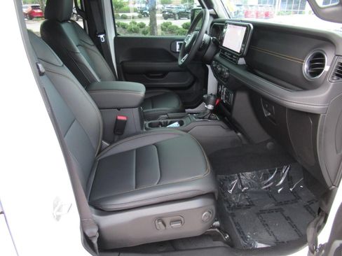 Used 2025 Jeep Wrangler Unlimited Sahara w/ Technology Group AWD/4WD image 9