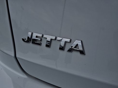 Used 2019 Volkswagen Jetta SEL w/ Cold Weather Package FWD image 29