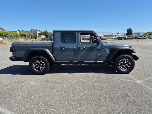 Used 2025 Jeep Gladiator Rubicon w/ Convenience Group AWD/4WD image 2