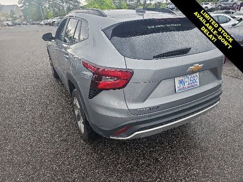 Used 2025 Chevrolet Trax LT w/ LT Convenience Package FWD image 9
