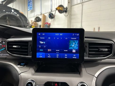 Used 2023 Ford Explorer XLT w/ Equipment Group 202A AWD/4WD image 18
