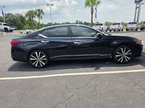 Used 2019 Nissan Altima 2.5 SR w/ SR Premium Package FWD image 3