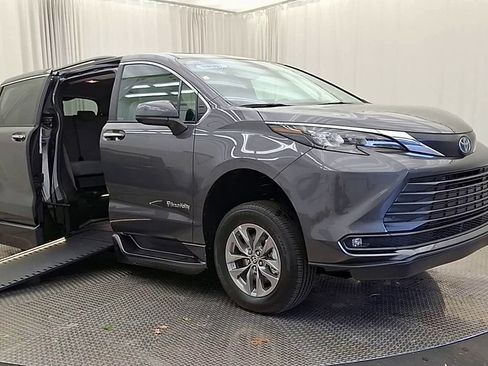 Used 2025 Toyota Sienna XLE w/ XLE Plus Package FWD image 2
