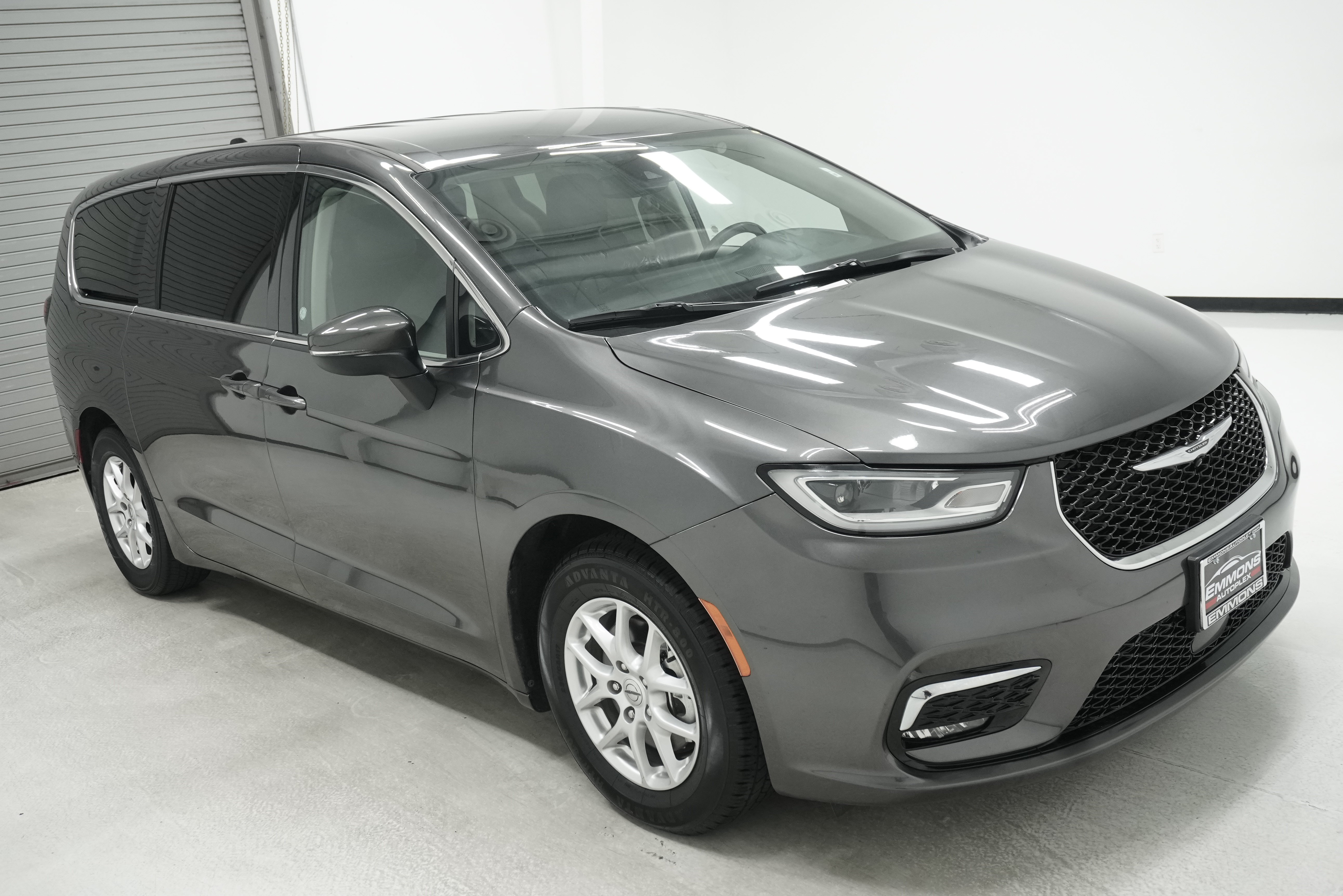 Used 2023 Chrysler Pacifica Touring-L FWD image 3