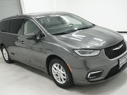 Used 2023 Chrysler Pacifica Touring-L FWD image 3