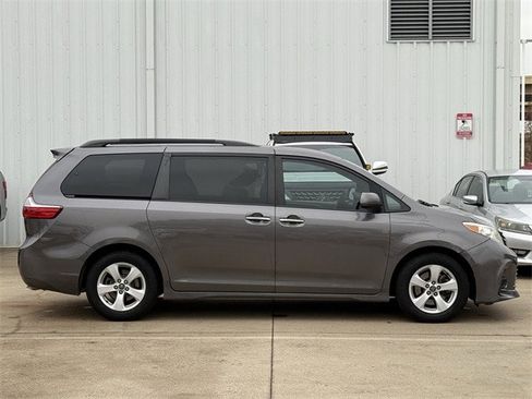 Used 2019 Toyota Sienna LE image 3