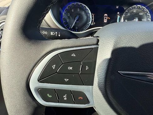 Used 2024 Chrysler Pacifica Touring-L FWD image 34