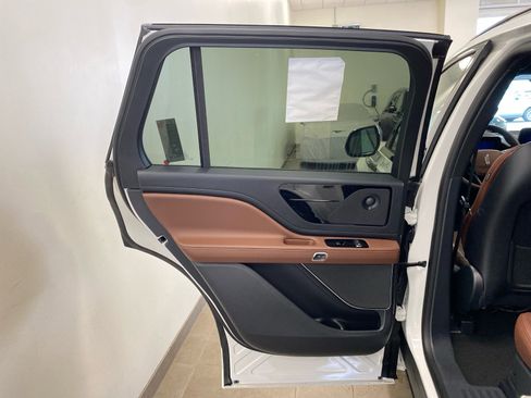 New 2026 Lincoln Aviator Reserve w/ Jet Appearance Package AWD/4WD image 8