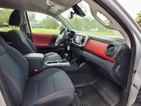 Used 2020 Toyota Tacoma SR5 AWD/4WD image 19