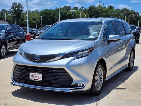 Certified 2023 Toyota Sienna XLE FWD image 3