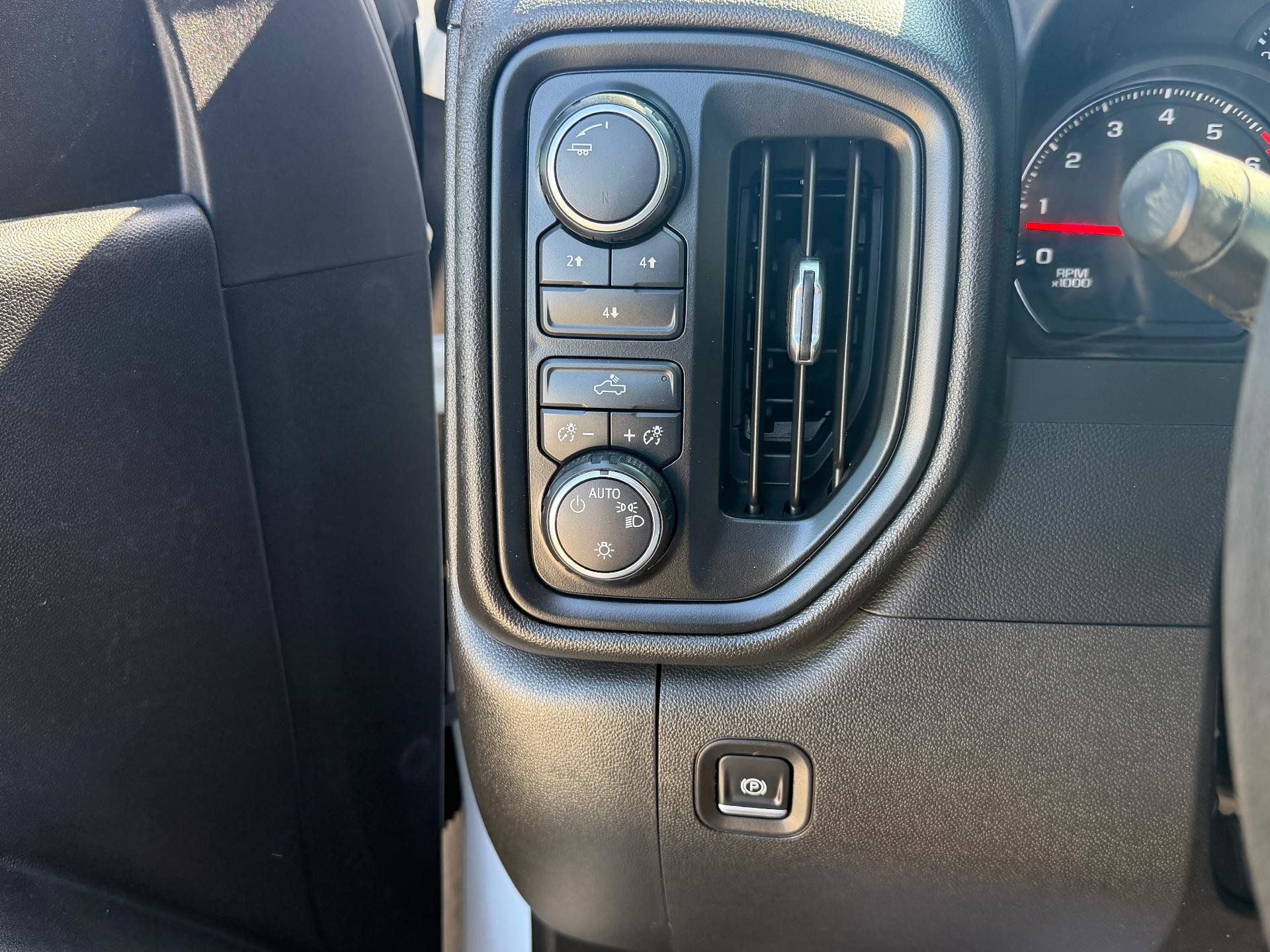 Used 2022 Chevrolet Silverado 2500 Custom w/ Custom Convenience Package AWD/4WD image 17