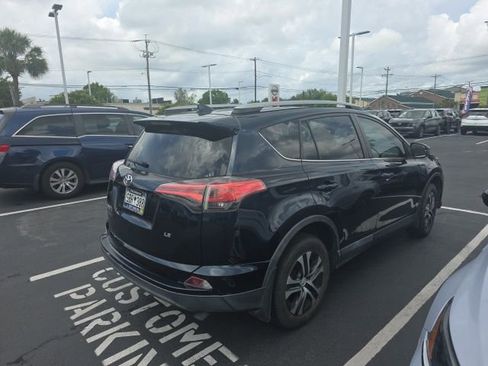 Used 2017 Toyota RAV4 LE FWD image 8
