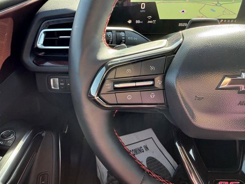 Used 2025 Chevrolet Traverse RS image 17