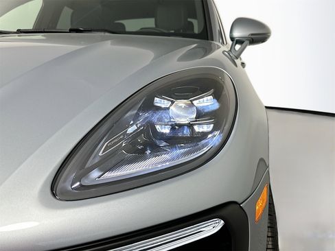 Certified 2025 Porsche Macan image 35
