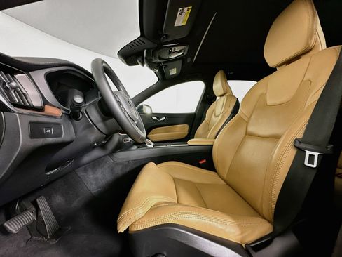 Used 2023 Volvo XC60 B5 Ultimate w/ Climate Package FWD image 13