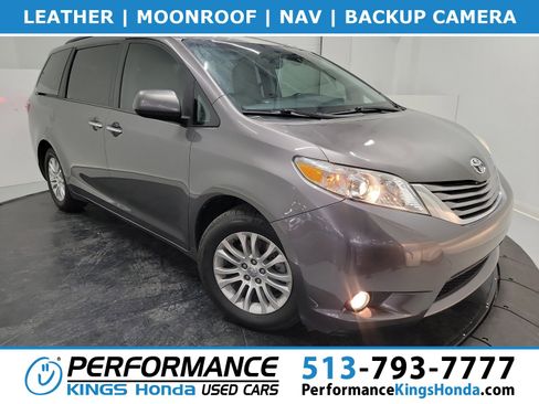 Used 2017 Toyota Sienna XLE image 1