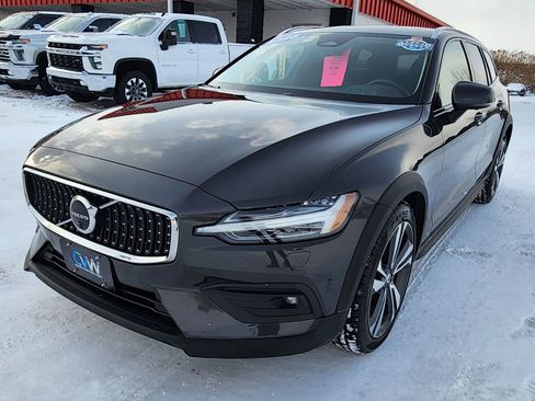 Used 2025 Volvo V60 B5 Cross Country Plus image 14