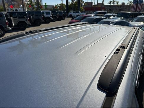 Used 2017 Chrysler Pacifica Touring-L image 7