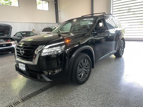 Used 2024 Nissan Pathfinder SV w/ SV Premium Package AWD/4WD image 3