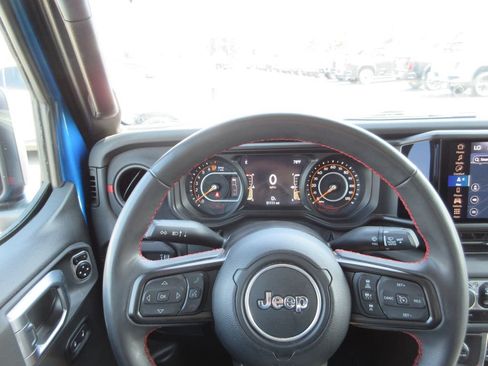 Used 2024 Jeep Gladiator Rubicon w/ Technology Group AWD/4WD image 31