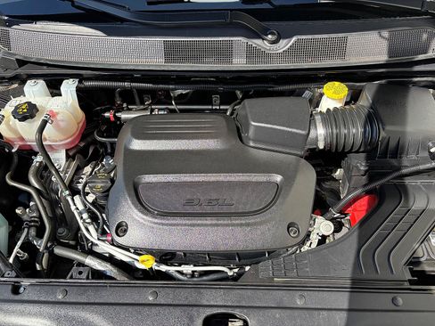 Used 2023 Chrysler Pacifica Touring-L FWD image 8