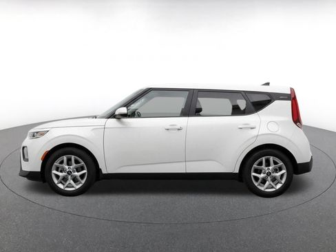 Used 2025 Kia Soul LX w/ LX Technology Package FWD image 4