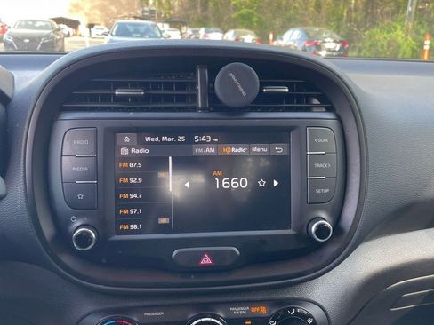 Used 2025 Kia Soul LX w/ LX Technology Package FWD image 17