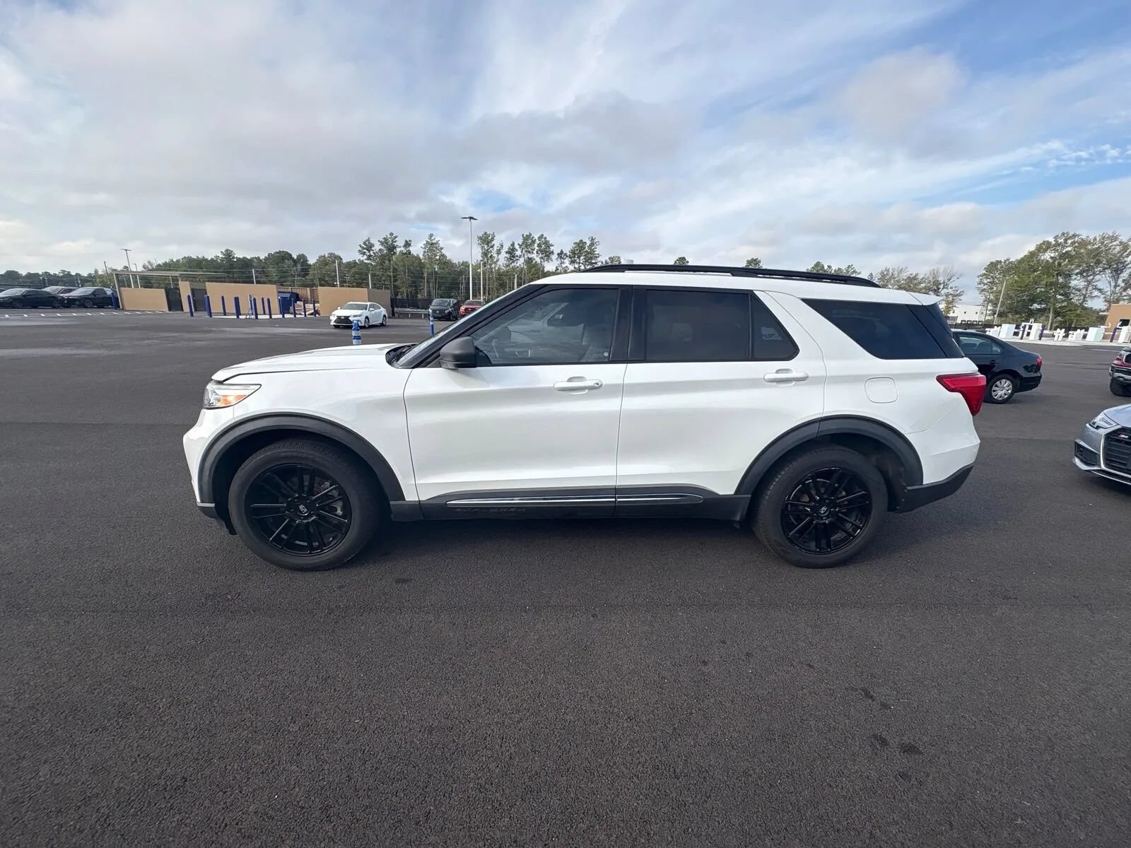 Used 2020 Ford Explorer XLT w/ Equipment Group 202A AWD/4WD image 4