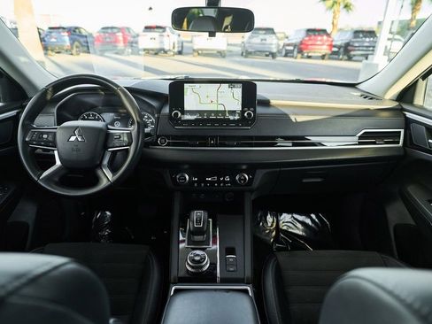 Used 2024 Mitsubishi Outlander SE image 3