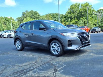 New 2025 Nissan Kicks Play S