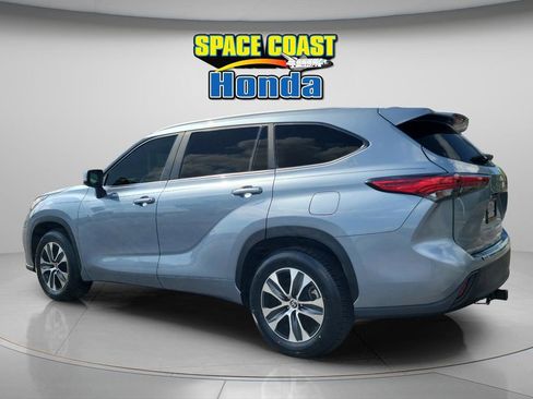 Used 2023 Toyota Highlander XLE image 11