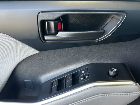 Used 2022 Toyota Highlander LE FWD image 10