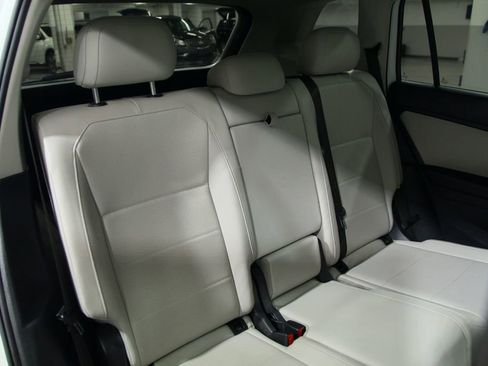 Used 2021 Volkswagen Tiguan SE w/ Panoramic Sunroof Package AWD/4WD image 24