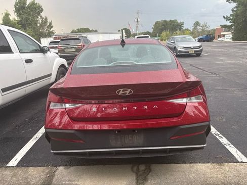 Used 2024 Hyundai Elantra SEL FWD image 3
