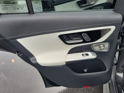 Used 2024 Mercedes-Benz GLC 300 image 9