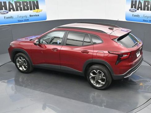 Used 2025 Chevrolet Trax LT w/ LT Convenience Package image 24