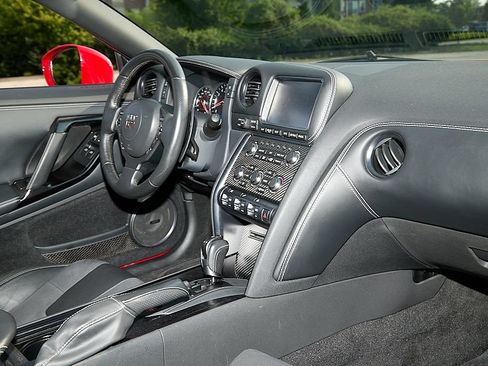 Used 2016 Nissan GT-R Premium AWD/4WD image 40