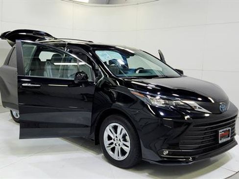 Used 2025 Toyota Sienna XLE w/ XLE Plus Package AWD/4WD image 29